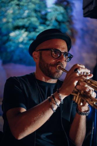 Musicista suona la tromba